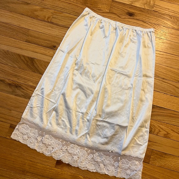 Vanity Fair Nylon Slip skirt with lace - Picture 3 of 6